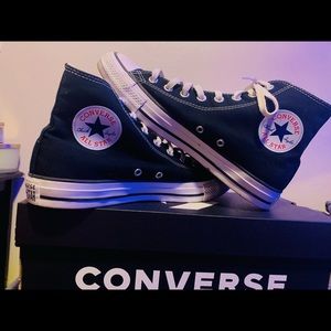 Chucks Taylor’s (all star converse) black and white COMES WITH THE BOX